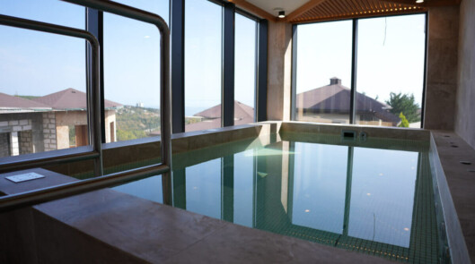 Панорамный бассейн-джакузи