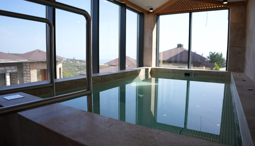 Панорамный бассейн-джакузи